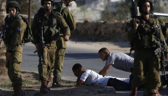 العدو الصهيوني يعتقل 11 مواطنا فلسطينيا بينهم معلمة خلال حملة مداهمات بالضفة