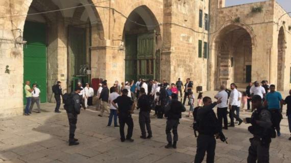 عشرات الجنود والمستوطنين الصهاينة يستبيحون الأقصى المبارك