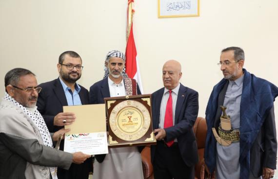 رئيس مجلس الوزراء يُكرّم عددًا من أعضاء اللجنة العليا للمؤتمر الثالث 
