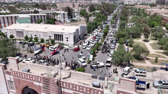 جامعة صنعاء تشهد عرضا لثلاثة آلاف طالب من خريجي دورات طوفان الأقصى
