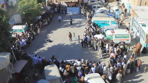 وقفة في المستشفى الجمهوري بصعدة تنديدا بالإساءة الأمريكية للقرآن الكريم