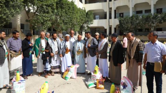 تدشين توزيع 1500 سلة غذائية للأسر الفقيرة في مديرية الثورة بالأمانة