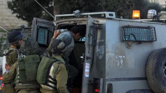قوات العدو تعتقل 12 فلسطينيا من الضفة والقدس المحتلتين