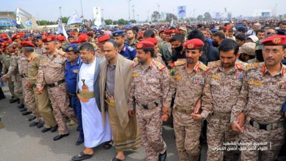 الرئيس المشاط يتقدم مشيعي جثمان قائد قوات الجوية الشهيد اللواء أحمد الحمزي