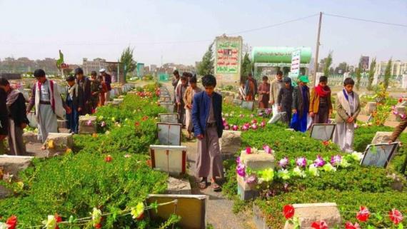 عدد من طلاب المراكز الصيفية يزورون روضة الشهداء بمدينة ذمار