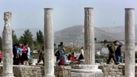 مستوطنون صهاينة يقتحمون الموقع الأثري في سبسطية الفلسطينية