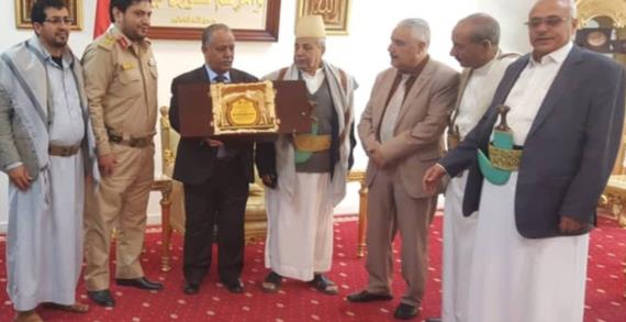 رئيس مجلس النواب يتسلم درع الثورة