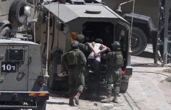 العدو يعتقل ويحقّق ميدانياً مع 130 فلسطينيًّا من الضفة المحتلة