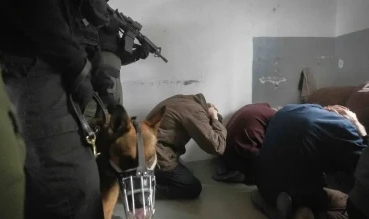 مركز فلسطين: عشرات الأسرى يخضعون للعزل الانفرادي في ظروف قاسية بينهم أسيرات
