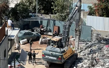 العدو يجبر مواطنًا على هدم منزله في بيت حنينا بالقدس المحتلة