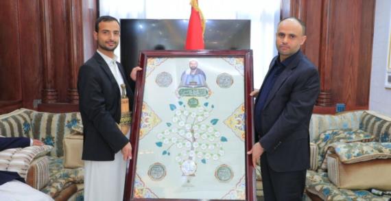 الرئيس المشاط يمنح أسرة الشهيد القائد وسامي الشرف والشجاعة ويكرمها بدرع القوات المسلحة
