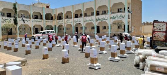 الهلال الأحمر اليمني يوزع مساعدات ايوائية وغذائية لـ 125 أسرة نازحة من مأرب إلى صنعاء