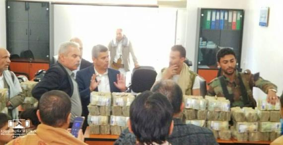 في تدشين حملة تبرعات القطاع الخاص… محمد علي الحوثي يتبرع بجنبيته الخاصة للشعب الفلسطيني 