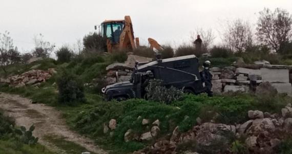 العدو الإسرائيلي يجرف أراضي المواطنين غرب سلفيت