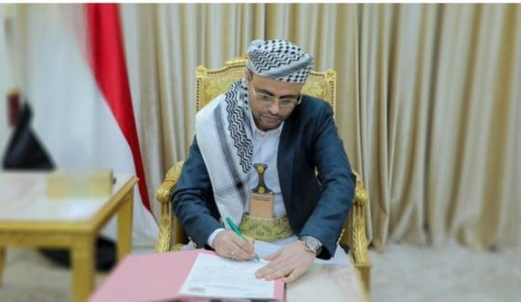 الرئيس المشاط يصدر قرارا بتصنيف الولايات المتحدة وبريطانيا دولتين معاديتين لليمن