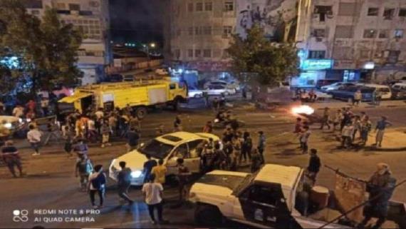 احتجاجات غاضبة في عدن تطالب بوضع حد للانفلات الأمني وتسليم القتلة