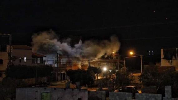 قوات العدو تفجر منزلا فلسطينيا في جنين