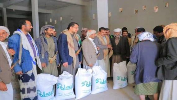 الزكاة توزع 500 قدح من الحبوب للفقراء في جحانة بصنعاء