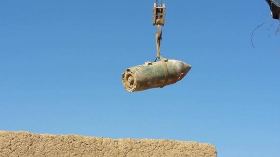 الفرق الفنية تنزع صاروخ من مخلفات العدوان في مبنى محو الأمية بمدينة صعدة