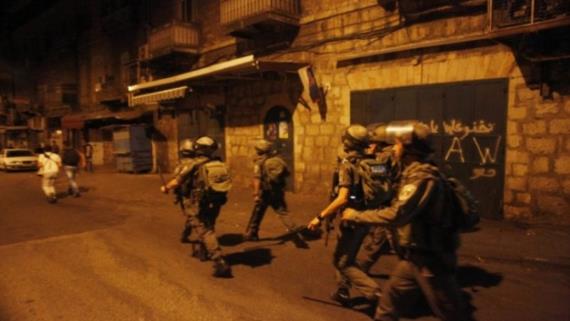العدو الصهيوني يعتقل 10 فلسطينيين من الضفة الغربية