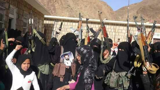 وقفة مسلحة لحرائر مديرية حريب القراميش بمارب للتنديد بإستمرار العدوان