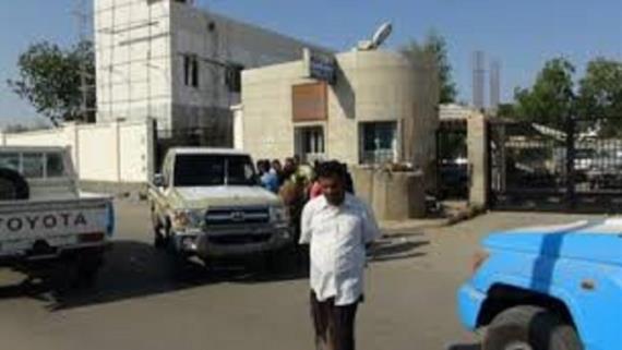 عدن : فوضى أمنية وتهريب 23 سجيناً من قسم شرطة بالمدينة