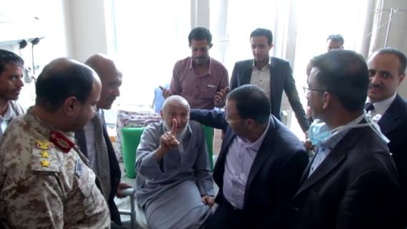 الرئيس الصماد يزور الدكتور الشويكي ومفتي تعز وعدد من الجرحى