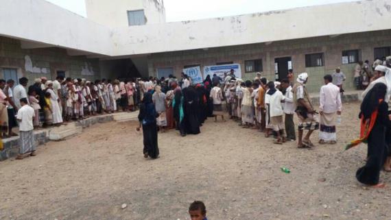 الوحدة التنفيذية بالحديدة تدشن توزيع مواد إيوائية للنازحين بمديرية المخا