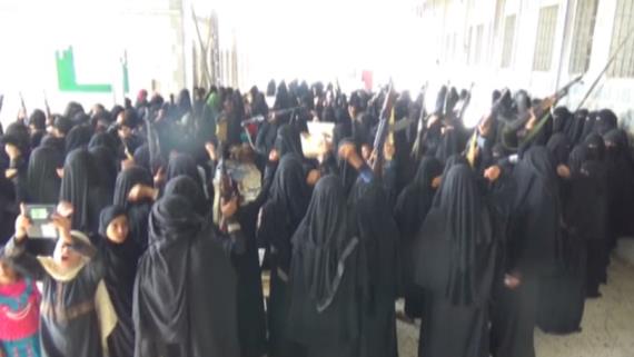 وقفة نسائية مسلحة رفضاً للإرهاب الأمريكي على اليمن في حجة