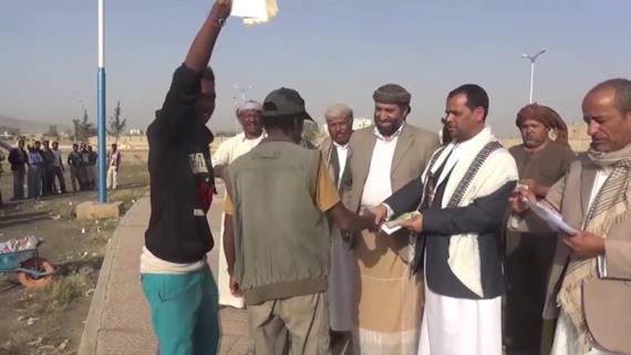 السلطة المحلية تكرم عمال النظافة بصعدة