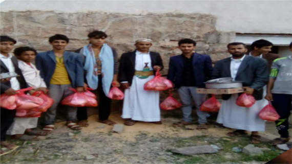 توزيع وجبات إفطار للأسر النازحة في مدينة الرجم بالمحويت