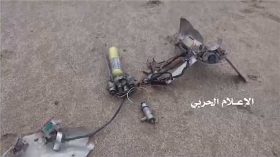 الإعلام الحربي يوزع مشاهد حطام طائرة بدون طيار أُسقطت في ميدي