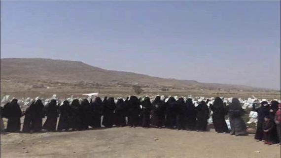 وقفة نسائية جوار روضة الشهداء بمدينة عمران