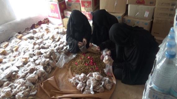نساء الحيمة الداخلية وجحانة خولان يقدمن قافلتين غذائيتين للجيش واللجان