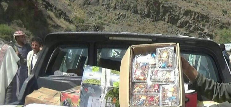 ابناء مناخه بصنعاء يسيرون قافلة عيديه متنوعه لإبطال الجيش واللجان الشعبية