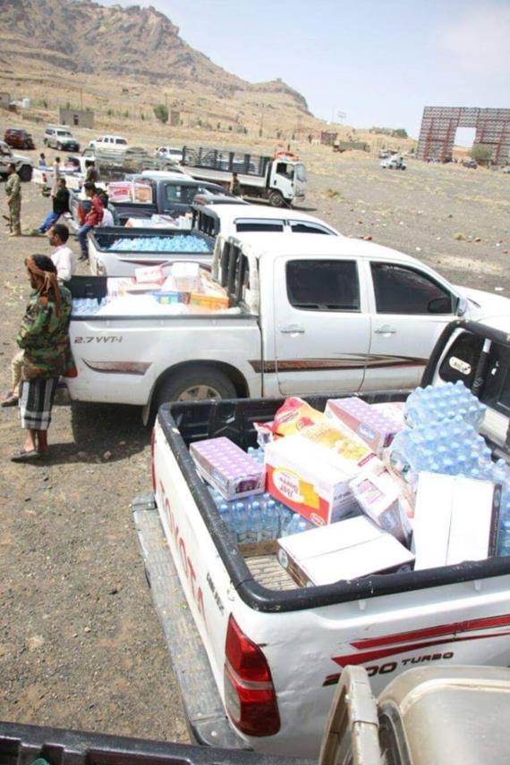 أبناء مديرية آزال بالعاصمة صنعاء يسيرون قافلة غذائية للجيش واللجان الشعبية