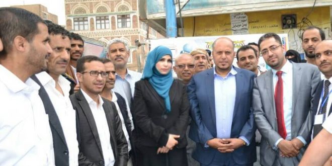 حكومة شباب اليمن توزع أدوات نظافة صحية على عمال النظافة بالعاصمة صنعاء