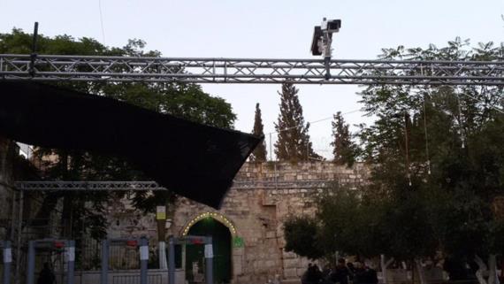سلطات العدو الصهيوني تضع كاميرات مراقبة على بوابات المسجد الاقصى
