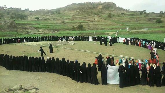وقفة احتجاجية لنساء جبل الشرق بذمار تتقدمهن والدة الشهيد عبد القوي الجبري