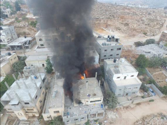 العدو الإسرائيلي يفجّر منزل ذوي أحد الشهداء الفلسطينيين برام الله