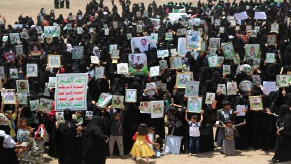 وقفة نسائية في نادي الظرافي بصنعاء لرفض تقديم تنازلات على حساب دماء الشهداء