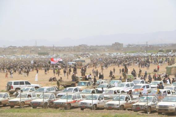 توافد الحشود الجماهيرية إلى ساحات الإعتصام بمداخل العاصمة صنعاء