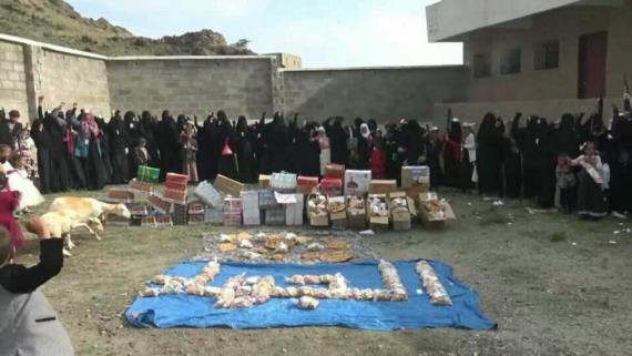 حرائر الحيمة الخارجية بمحافظة صنعاء يسيرن قافلة عيدية للجيش واللجان