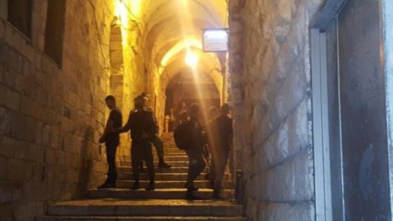 العدو الصهيوني يشن حملة اعتقالات ضد الفلسطينيين في الضفة الغربية