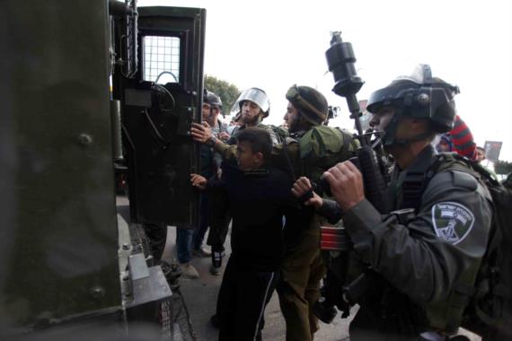 قوات العدو تعتقل 5 فلسطينيين من الضفة الغربية