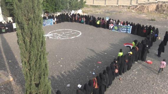 وقفة احتجاجية مسلحة لحرائر مديرية ضوران آنس بذمار