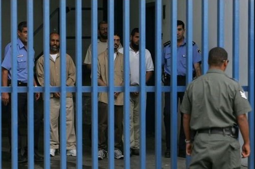 العدو الاسرائيلي يرفض ادخال الأغطية الشتوية للأسرى الفلسطينيين في معتقل “مجدو”