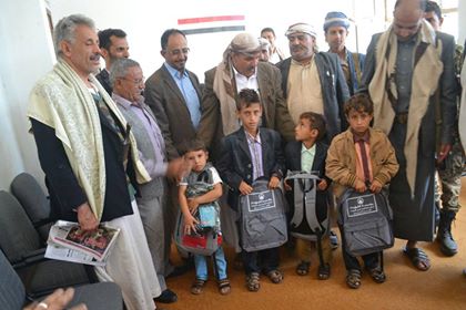 مؤسسة الشهداء تدشن مشروع توزيع الحقيبة المدرسية لابناء الشهداء بالمحويت