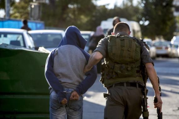 العدو الإسرائيلي يعتقل خمسة فلسطينيين من الضفة المحتلة