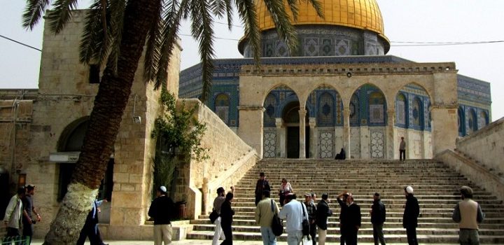 أكثر من ألف مستوطن صهيوني يدنسون الأقصى المبارك